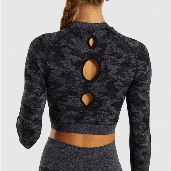 ✨NWT GYMSHARK Camo Seamless Long Sleeve Crop Top✨ - Picture 2 of 6